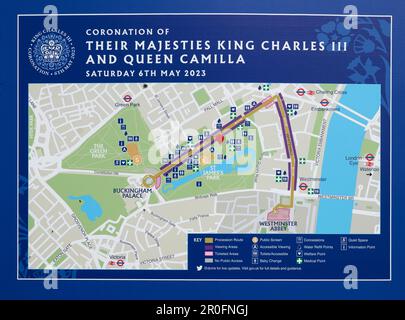 Carte de la route du couronnement affichée sur une plinthe du parc St James's, Londres pour guider et informer les visiteurs Banque D'Images