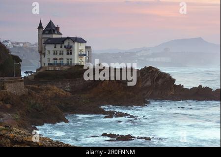 Après le coucher du soleil à Biarritz, vue sur la Villa Belza, département Pyrénées-Atlantiques, France Banque D'Images