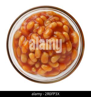 Haricots cuits dans une sauce tomate dans un bol, vue de dessus, gros plan, isolé sur blanc Banque D'Images