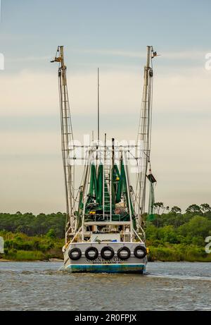 Le bateau de crevettes Country Girl se dirige à la maison, 2 mai 2023, à Bayou la Berre, Alabama. Banque D'Images