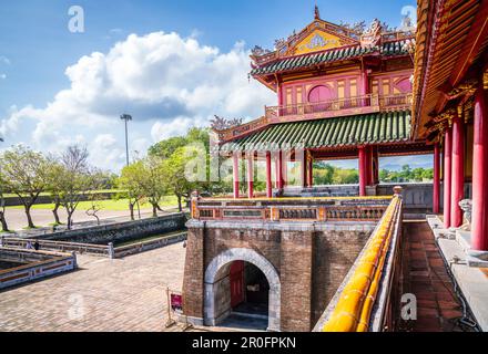 Niveau supérieur de la porte Meridian de la ville impériale à Hue, Vietnam Banque D'Images