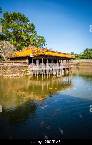 L'étang de Lotus et un pavillon sur le site de la tombe de l'empereur Tu Duc à Hue, au Vietnam Banque D'Images