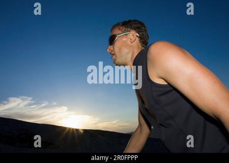 Jeune homme randonnée extremm, concours d'aventure, Paarl Mountain, Paarl, province du Cap occidental, Afrique du Sud Banque D'Images