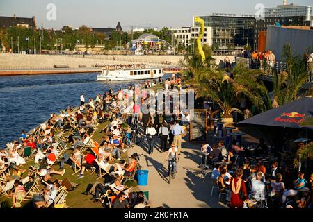 La capitale de Berlin plage près de la gare principale de Lehrter, la rive Spree , Tour des gens de bateau Banque D'Images