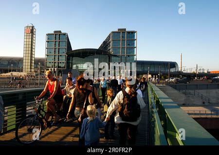 Berlin Lehrter Bahnhof , nouvelle gare principale à la rivière Spree, pont sur la rivière Spree Banque D'Images