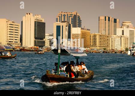 Dubai Creek Promenade Skyline , Deira buisiness district, Ferries sur dubai Creek entre Deira et Bur Dubai Banque D'Images