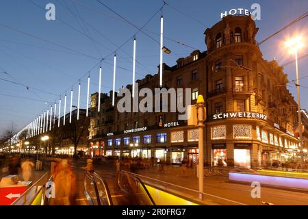 Suisse, Zurich, Bahnhofstrasse au crépuscule . Éclairage de Chistmas , Hôtel Schweizer Hof Banque D'Images