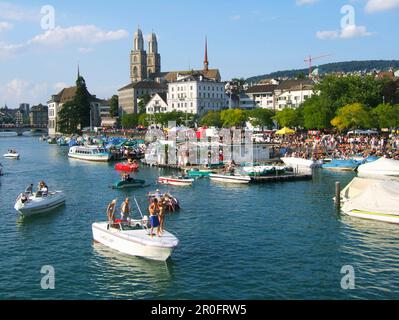Suisse, Zurich, défilé de rue, bateaux de fête sur le fleuve Limmat, Grossmuenster, horizon Banque D'Images