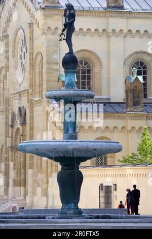 Marstallplatz avec la fontaine Kronprinz-Rupprecht-Brunnen et l'église des Saints, Munich, Bavière, Allemagne Banque D'Images