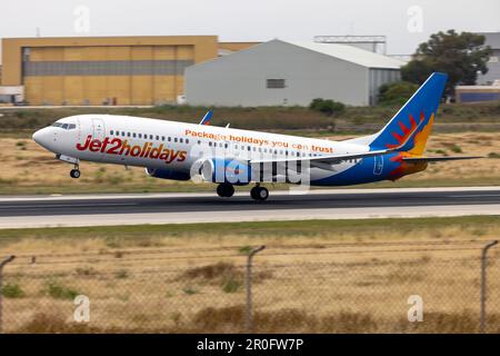 Jet2 jours fériés Boeing 737-800 (REG: G-JZBS) décollage de la piste 13. Banque D'Images