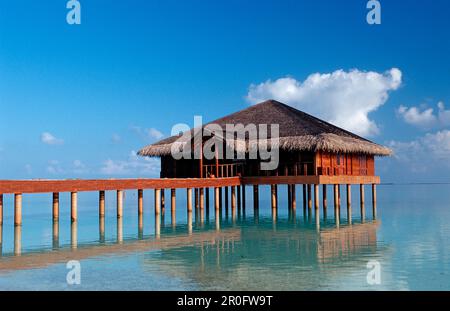 Waterbungalow sur l'île des Maldives, Maldives, Océan Indien, Medhufushi, Atoll de Meemu Banque D'Images