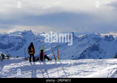 Deux skieurs de l'arrière-pays se reposant sur le sommet, Alpes d'Allgaeu, Tyrol, Autriche Banque D'Images