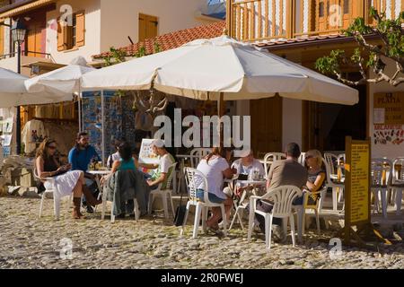 Café en plein air dans la place principale du village, Omodos, Troodos, Chypre du Sud, Chypre Banque D'Images