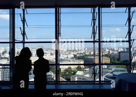 Deux personnes se faisant plaisir de regarder la ville de Berlin, en Allemagne Banque D'Images