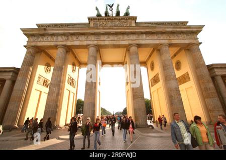 Visiteurs à la porte de Brandebourg, Berlin, Allemagne Banque D'Images