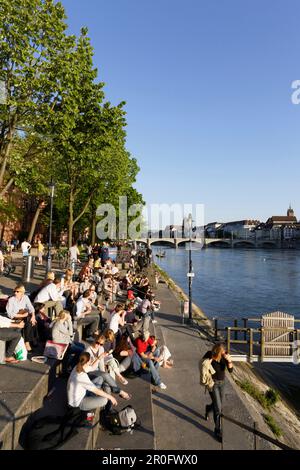 Les gens se détendent sur les marches de la promenade, du Rhin, de la Riviera Klein-Bâle, Bâle, Suisse Banque D'Images