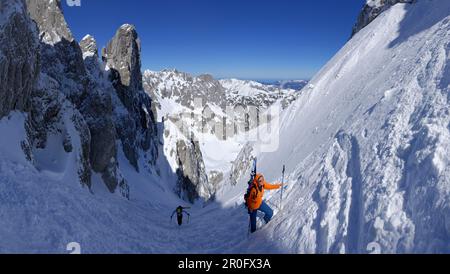 Deux randonneurs ascendants, Griesner Kar, Wilder Kaiser, Kaiser, Tyrol, Autriche Banque D'Images