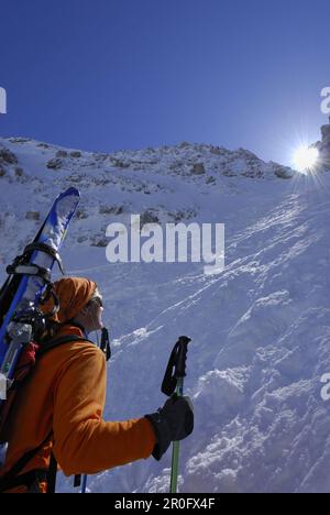 Skieur d'arrière-pays ascenting femelle Griesner, Kar, Wilder Kaiser, Kaiser, Tyrol, Autriche Banque D'Images