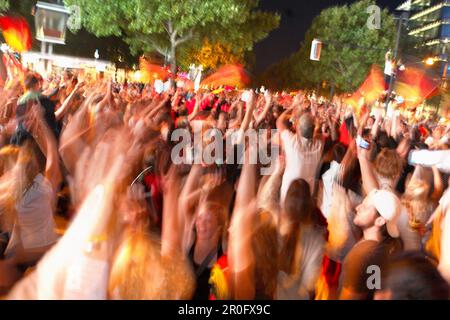 Les fans allemands de football célèbrent sur le Kurfürstendamm, Berlin, Allemagne Banque D'Images