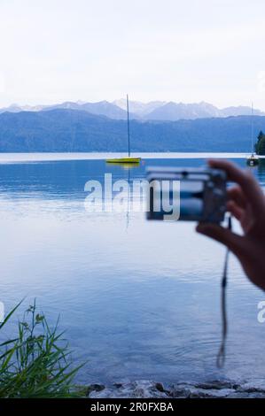 Personne prenant une photo du lac Walchensee dans la soirée, Bavière, Allemagne Banque D'Images