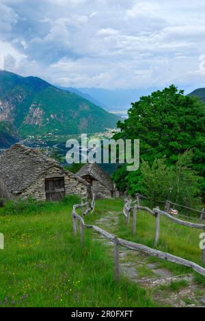 Cabanes alpines de l'alp Selna avec vue sur Locarno, lac Lago Maggiore, Tessin, Suisse Banque D'Images