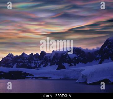 Mère de nuages perlés, nuages nacrés sur des montagnes enneigées, péninsule antarctique, Antarctique Banque D'Images