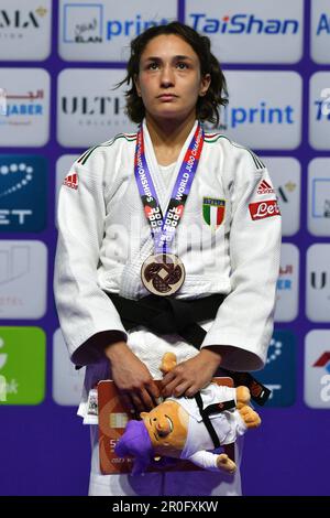 Doha, Qatar, 7 mai 2023. Assunta Scutto, de l'Italie, posant avec la médaille de bronze lors de la cérémonie de remise des médailles de la femme -48kg pendant les Championnats du monde de judo 2023 - jour 1 à Doha, Qatar. 7 mai 2023. Crédit : Nikola Krstic/Alay Banque D'Images