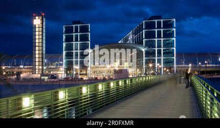 Vue sur la rivière Spree jusqu'à la gare centrale, Berlin, Allemagne Banque D'Images