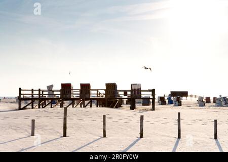 Chaises de plage sur la plage au soleil, Saint Peter Ording, Eiderstedt péninsule, Schleswig Holstein, Allemagne, Europa Banque D'Images