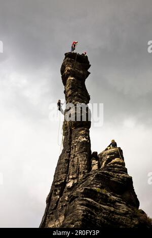 Grimpeurs sur les tours de la petite (à gauche) et grande (à droite), la colonne d'Hercule Bielatal, des montagnes de grès de l'Elbe, la Suisse Saxonne, Saxe, Germ Banque D'Images