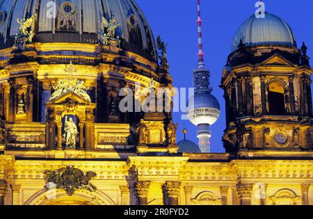 Cathédrale de Berlin et tour de télévision la nuit, Berlin, Allemagne Banque D'Images