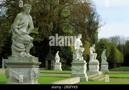 Statues dans le jardin du château, château de Benrath, Dusseldorf, Rhénanie-du-Nord-Westphalie, Allemagne Banque D'Images