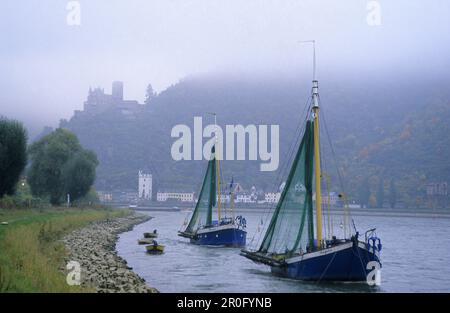 Bateaux de pêche sur le Rhin, Burg Katz en arrière-plan, St. Goarshausen, Rhénanie-Palatinat, Allemagne Banque D'Images