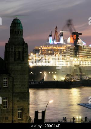 Bateau de croisière Queen Mary 2 au chantier naval dans la soirée, ville hanséatique de Hambourg, Allemagne Banque D'Images