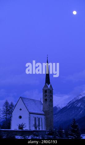 Église Scuol dans une nuit d'hiver au clair de lune, Basse-Engadine, Engadine, Suisse Banque D'Images