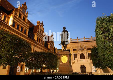 Naschmarkt avec Johann Wolfgang Goethe Monument dans la soirée, Leipzig, Saxe, Allemagne Banque D'Images