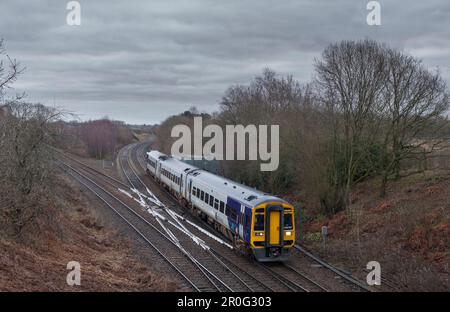 Northern Rail classe 158 sprinter train 158757 passant Crow Nest Junction (Hindley) montrant la peinture blanche réfléchissante sur le croisement Banque D'Images