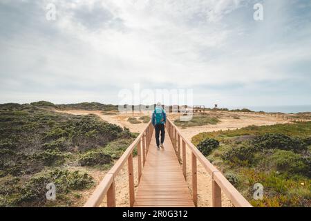 Jeune et aventureux, Vagabond se baladant dans la campagne portugaise sur le Fisherman Trail jouit d'une vue imprenable sur l'océan Atlantique. Banque D'Images