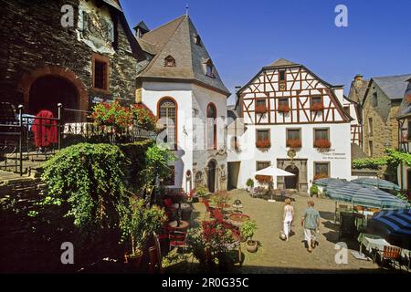 Bar à vins sur place de marché, Beilstein, Moselle, Rhénanie-Palatinat, Allemagne Banque D'Images