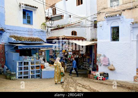 Personnes marchant dans les ruelles de la médina de Chefchaouen, Chefchaouen, Maroc, Afrique Banque D'Images