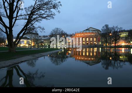 Vue sur le lac Eckensee jusqu'à l'Opéra d'Oberer Schlossgarten la nuit, Stuttgart, Bade-Wurtemberg, Allemagne Banque D'Images