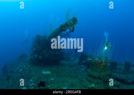 Pont de l'USS Carlisle avec canon 5 pouces et divers, Îles Marshall, atoll de bikini, Micronésie, Océan Pacifique Banque D'Images