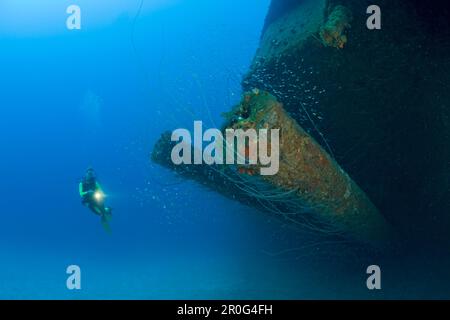 Plongeur à des canons de 12 pouces du cuirassé USS Arkansas, Îles Marshall, atoll de bikini, Micronésie, Océan Pacifique Banque D'Images