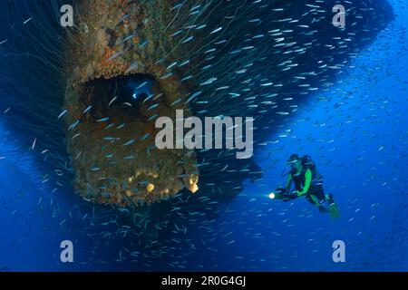 À l'Ancre plongeur Hawse trou à l'arc d'USS Saratoga, Îles Marshall, Micronésie, l'atoll de Bikini, l'Océan Pacifique Banque D'Images