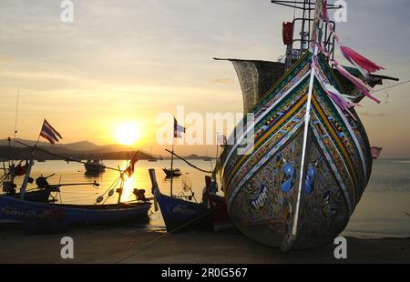 Bateau de pêche sur la plage de Big Buddha, côte nord, Ko Samui, Thaïlande Banque D'Images