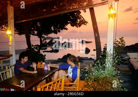 Couple dans un bar sur Laem Hin Lok Beach, côte ouest, Ko Phangan, Ko Pha Ngan, Thaïlande Banque D'Images