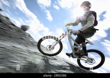 Vélo de montagne en contre-jour, Ischgl, Tyrol, Autriche Banque D'Images