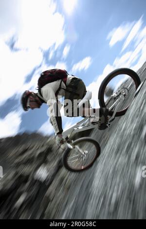 Motard de montagne en descente, Ischgl, Tyrol, Autriche Banque D'Images