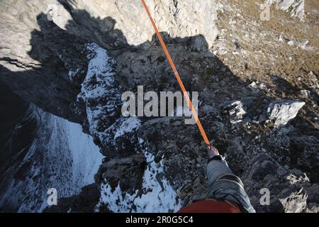 Jeune homme en équilibre sur une voie de relâchement, Oberstdorf, Bavière, Allemagne Banque D'Images