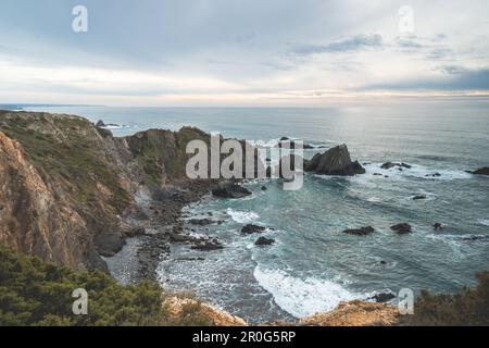 Côte sauvage de rochers et de falaises sur l'océan Atlantique près de la ville d'Odeceixe à l'ouest du Portugal dans la célèbre région touristique de l'Algarve. S Banque D'Images